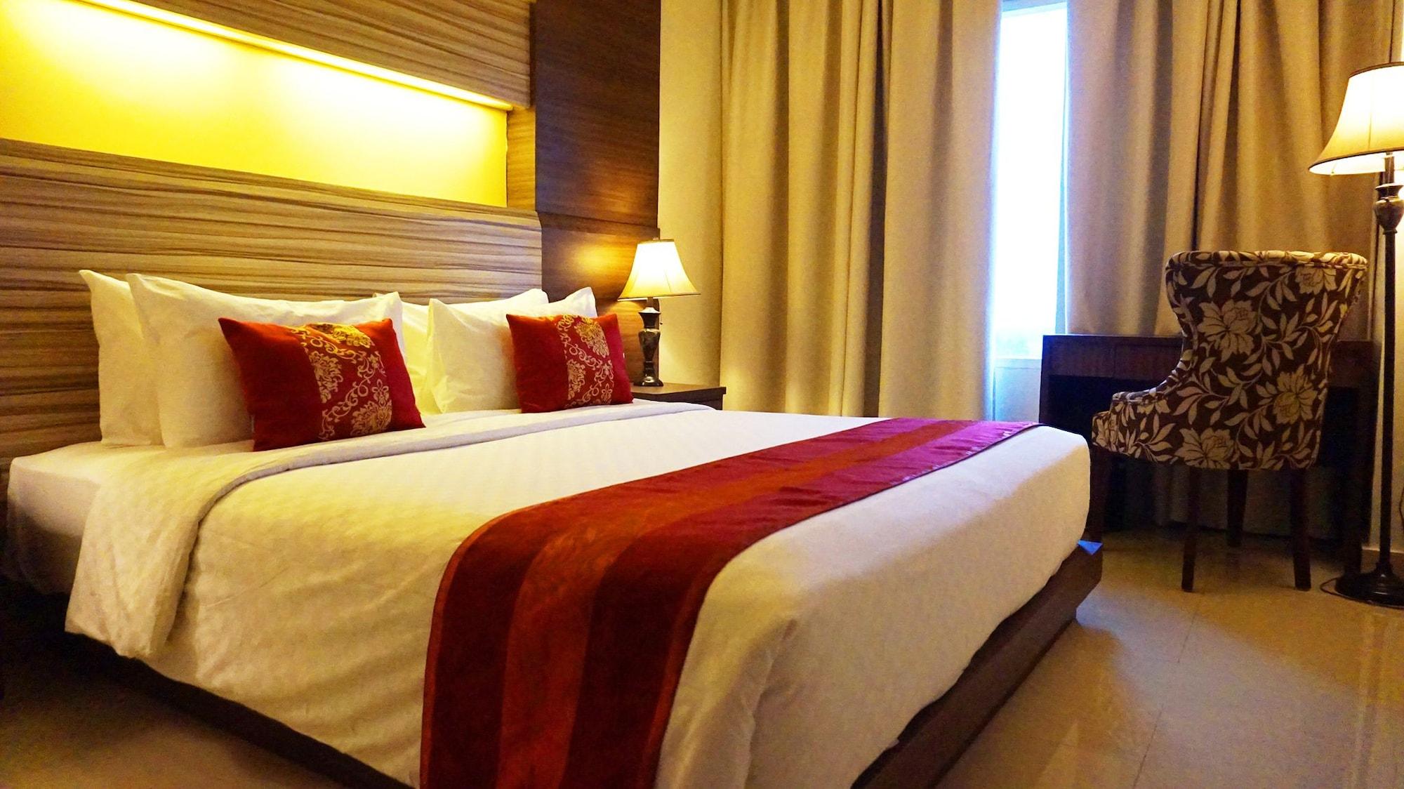 Sapphire Sky & Conference Hotel 3*
